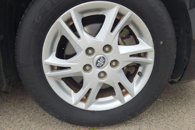 Used Bestune B90 2012 2.0L Automatic Luxury Edition Right Front Wheel Hub
