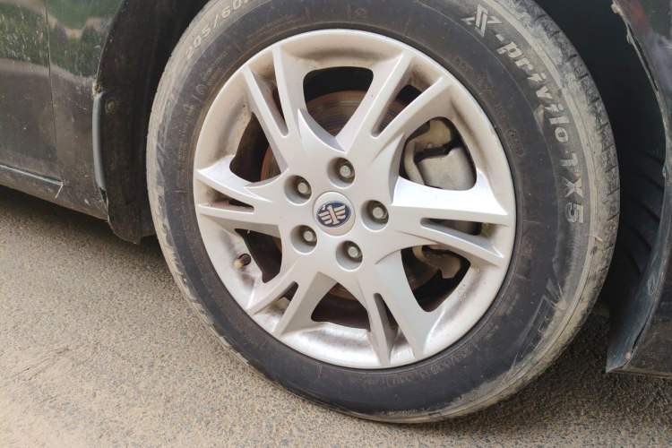 Used Bestune B90 2012 2.0L Automatic Luxury Edition Right Front Wheel Hub