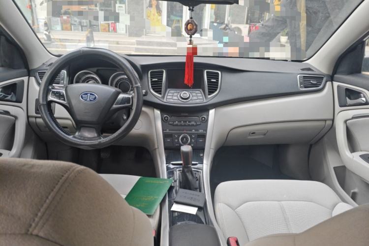 Used Bestune B90 2012 2.0L manual Comfort trim level Center Console