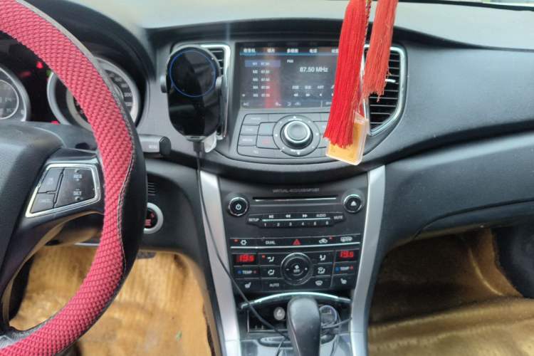 Used Bestune B90 2012 2.0L automatic navigation version Audio And AC Panel