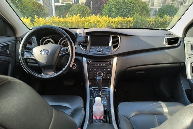 Used Bestune B90 2012 2.0L Automatic Luxury Edition Center Console