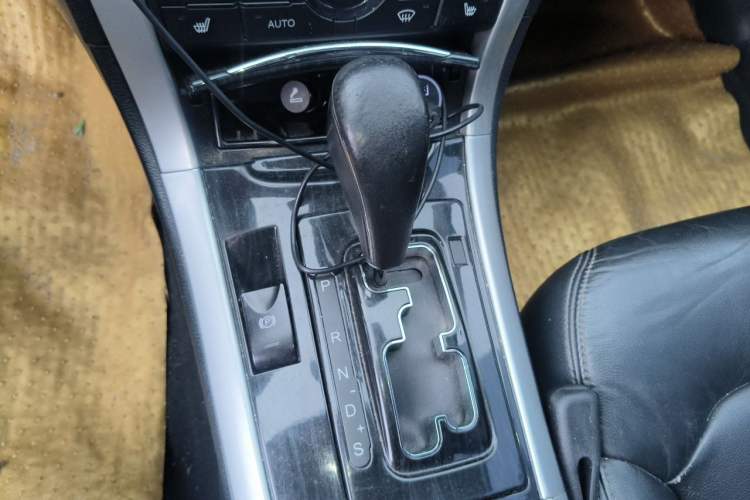 Used Bestune B90 2012 2.0L automatic navigation version Gear Lever
