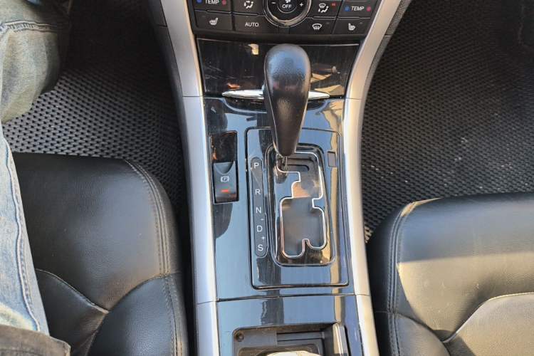 Used Bestune B90 2012 2.0L Automatic Luxury Edition Gear Lever