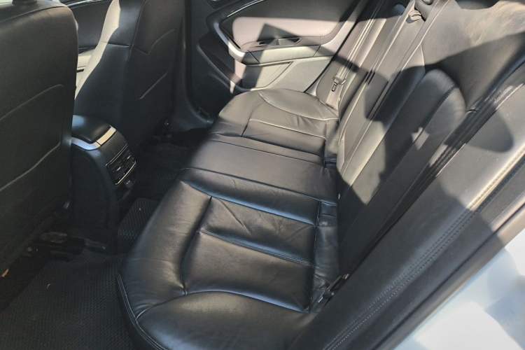 Used Bestune B90 2012 2.0L Automatic Luxury Edition Left Rear Seat