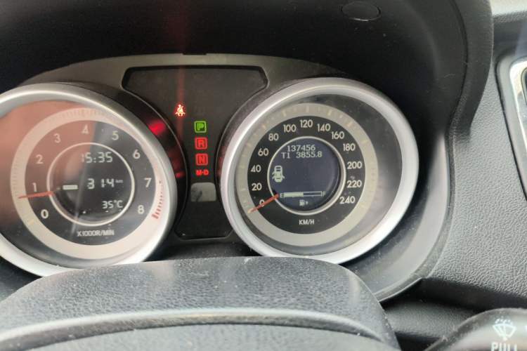 Used Bestune B90 2012 2.0L automatic navigation version Odometer Close Up
