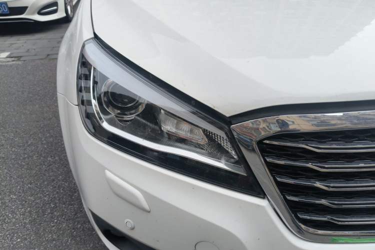 Used Bestune B90 2012 2.0L automatic navigation version Right Front Headlight