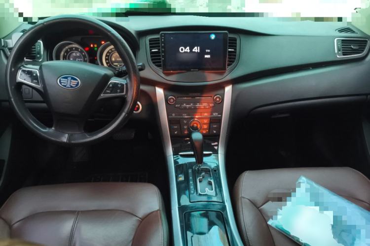 Used Bestune B90 2014 1.8T Automatic Luxury Model Center Console
