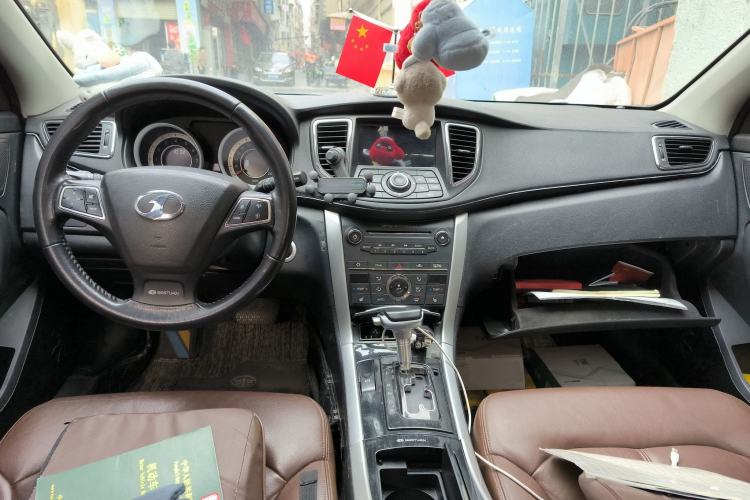 Used Bestune B90 2014 1.8T Automatic Luxury Model Center Console