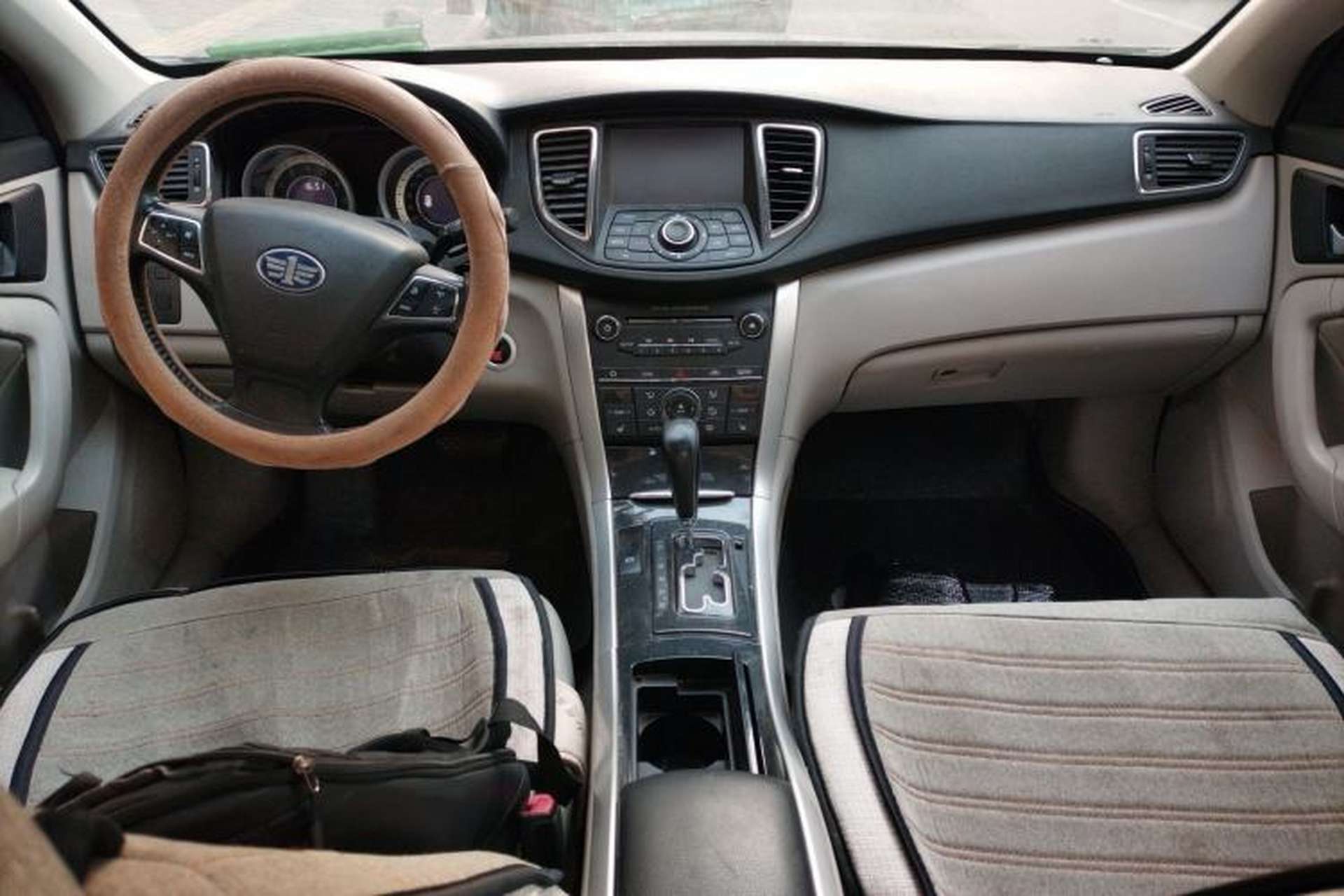 Used Bestune B90 2014 2.0T automatic luxury version Center Console