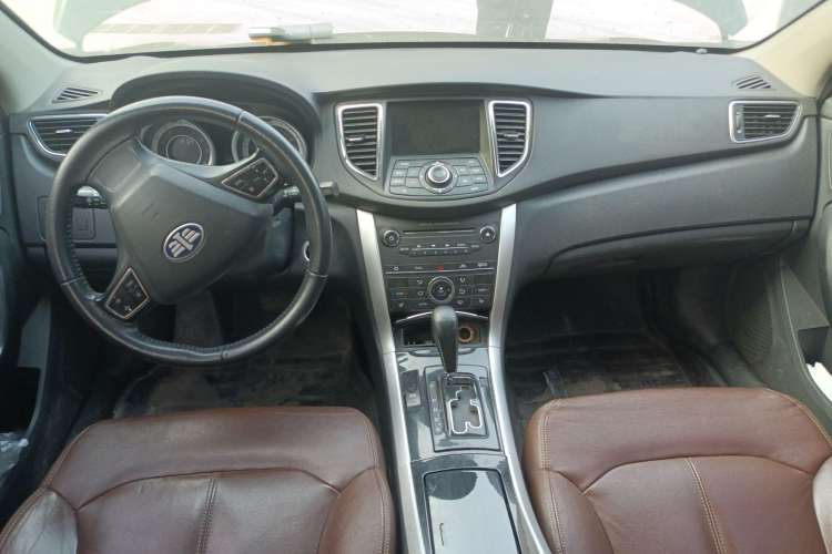 Used Bestune B90 2014 1.8T Automatic Luxury Model Center Console