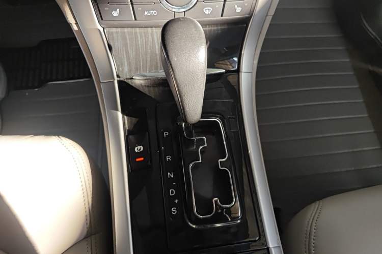 Used Bestune B90 2014 1.8T Automatic Luxury Model Gear Lever