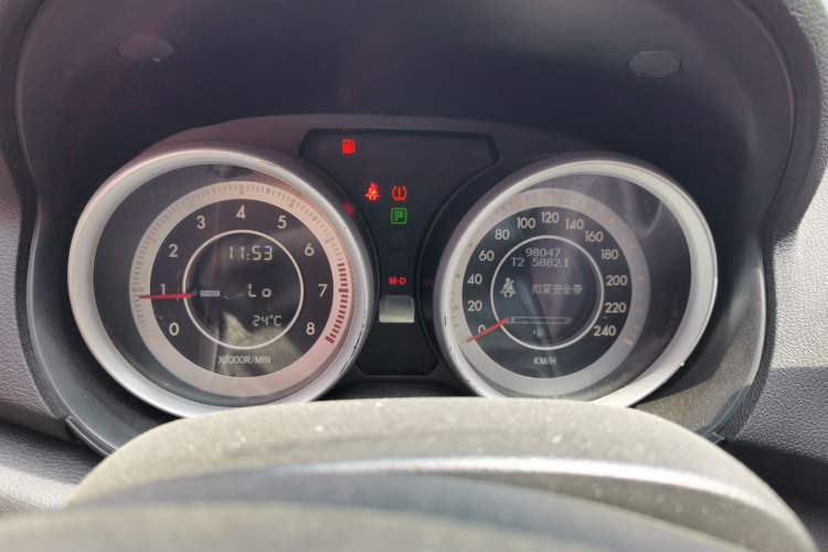 Used Bestune B90 2014 1.8T Automatic Luxury Model Odometer Close Up
