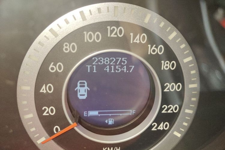 Used Bestune B90 2014 1.8T Automatic Luxury Model Odometer Close Up