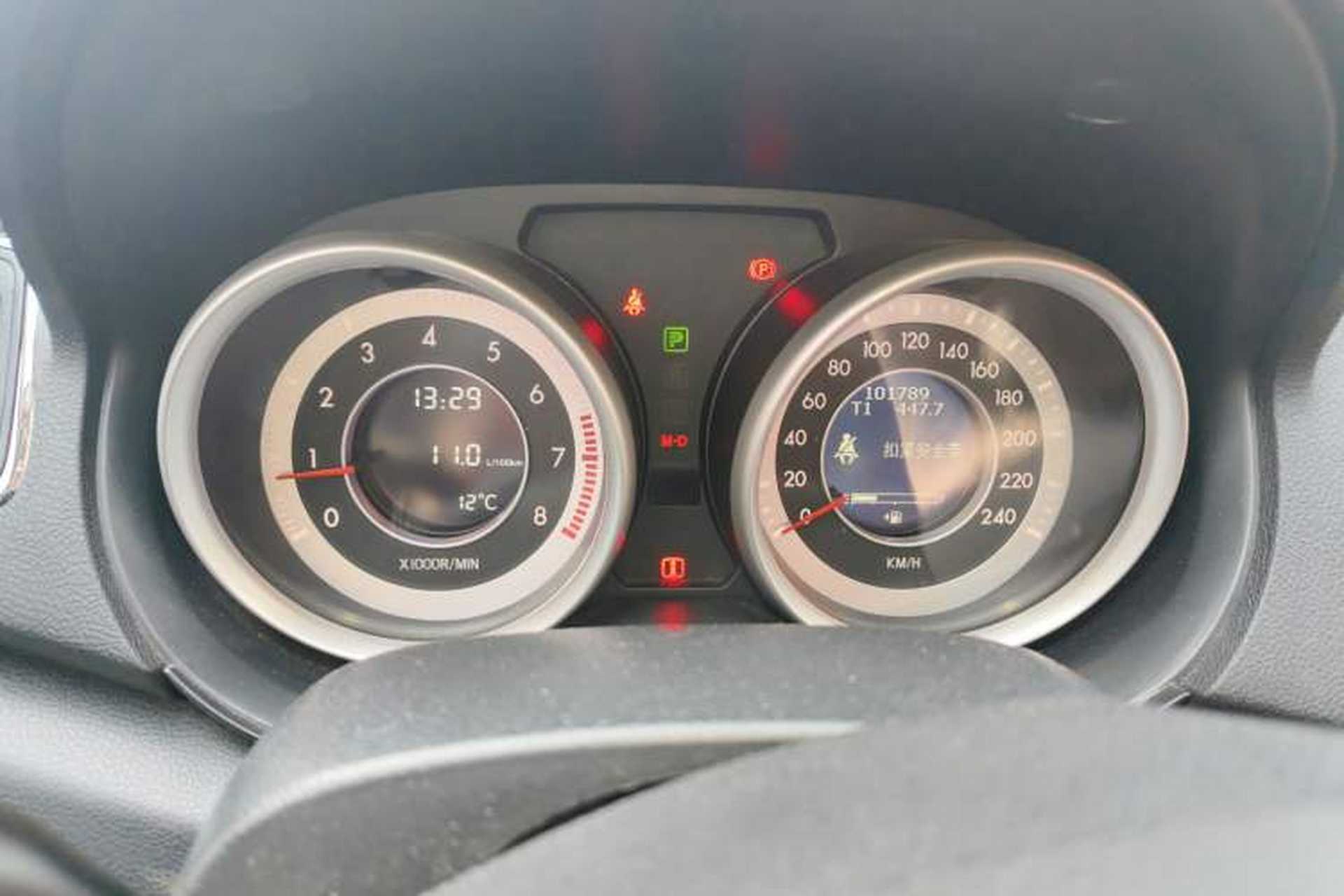 Used Bestune B90 2014 1.8T Automatic Luxury Model Odometer Close Up