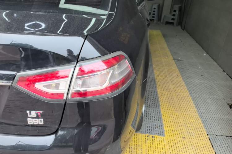Used Bestune B90 2014 1.8T Automatic Luxury Model Right Rear Taillight