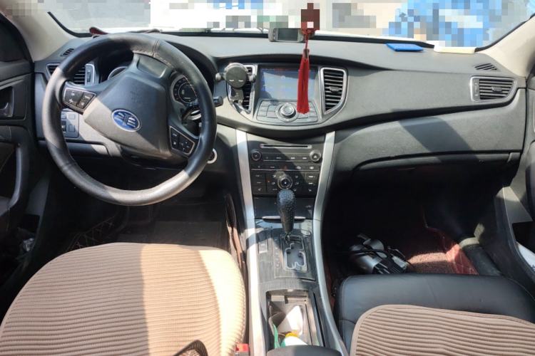Used Bestune B90 2014 1.8T Automatic Luxury Model Center Console