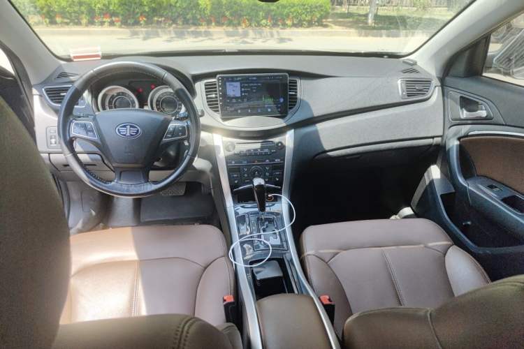 Used Bestune B90 2016 10th Anniversary Edition 1.8T Automatic Luxury Model Center Console