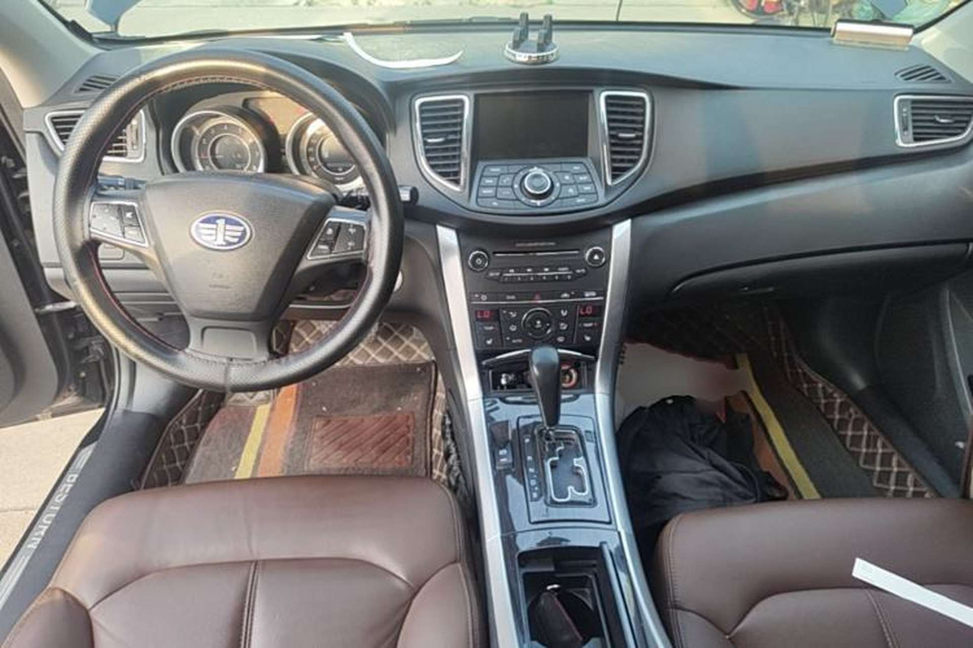 Used Bestune B90 2016 10th Anniversary Edition 1.8T Automatic Prestige Model Center Console