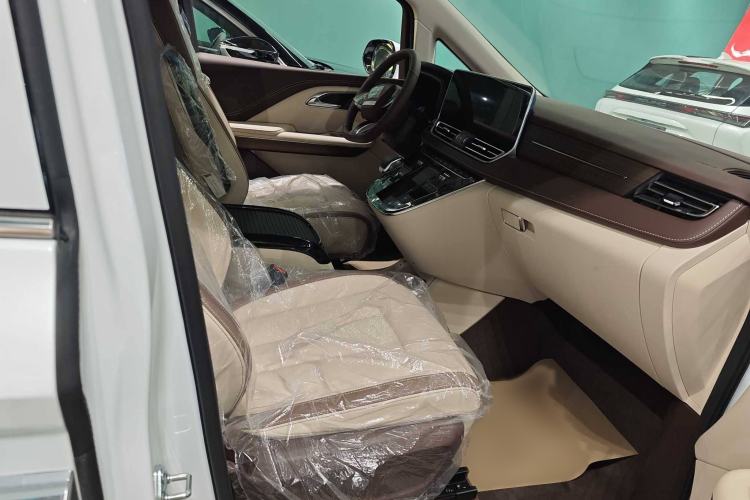 Used Bestune M9 2023 2.0T Prestige Edition Interior 3