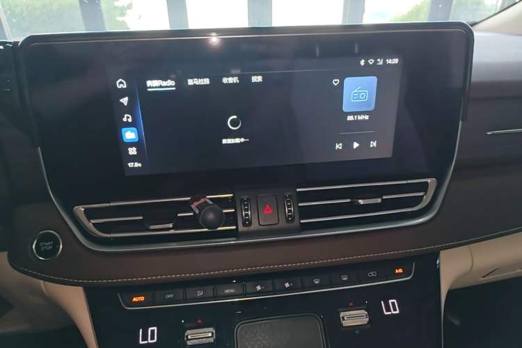 Used Bestune M9 2023 2.0T Prestige Edition Audio And AC Panel