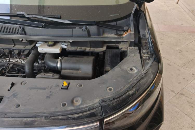 Used Bestune M9 2023 2.0T Prestige Edition Engine Bay Left