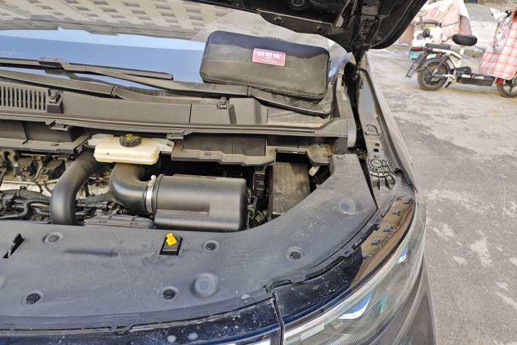 Used Bestune M9 2023 2.0T Ultimate Edition Engine Bay Left
