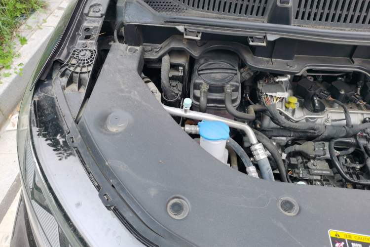 Used Bestune M9 2023 2.0T Ultimate Edition Engine Bay Right