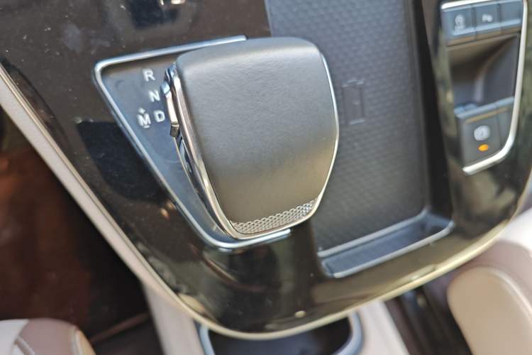 Used Bestune M9 2023 2.0T Ultimate Edition Gear Lever