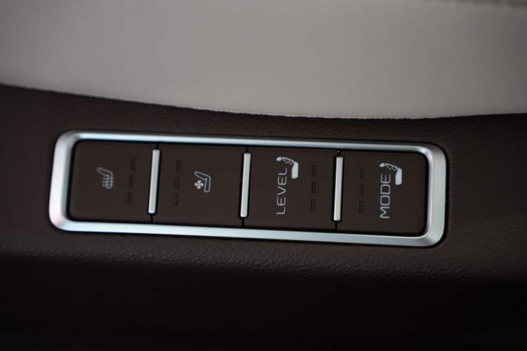 Used Bestune M9 2023 2.0T Ultimate Edition Interior 1