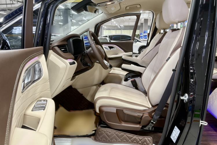Used Bestune M9 2023 2.0T Ultimate Edition Interior 2