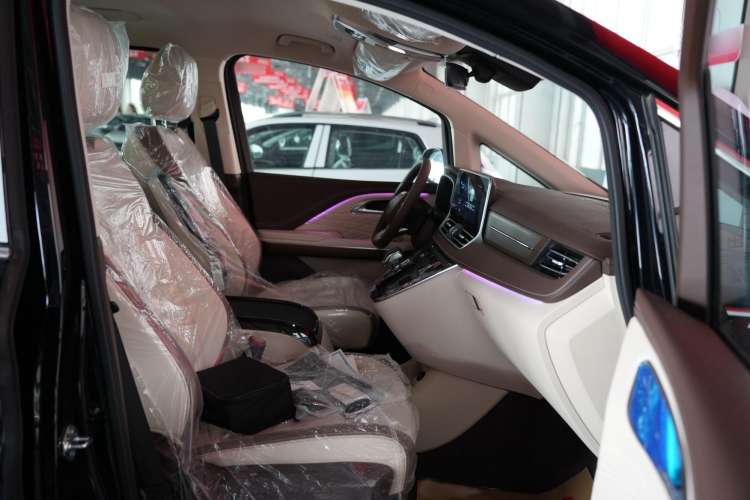 Used Bestune M9 2023 2.0T Ultimate Edition Interior 7