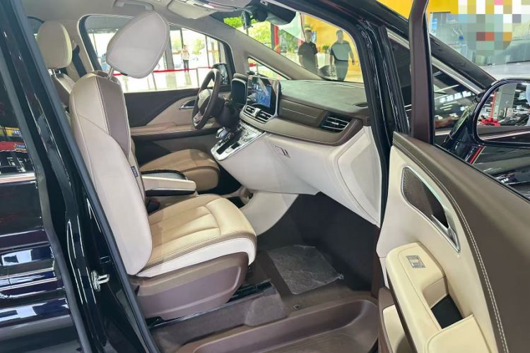 Used Bestune M9 2023 2.0T Prestige Edition Interior 7