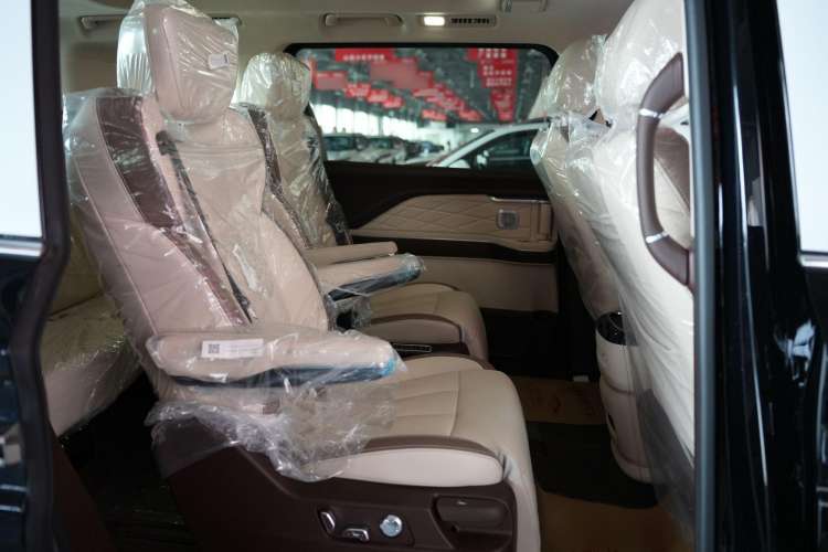 Used Bestune M9 2023 2.0T Ultimate Edition Interior 8