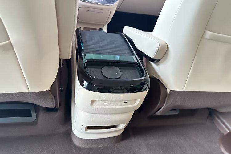Used Bestune M9 2023 2.0T Prestige Edition Interior 8