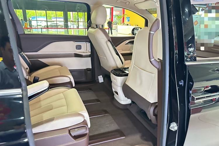 Used Bestune M9 2023 2.0T Prestige Edition Interior 9