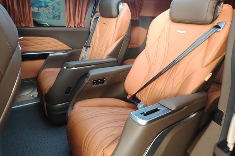 Used Bestune M9 2023 2.0T Ultimate Edition Left Rear Seat