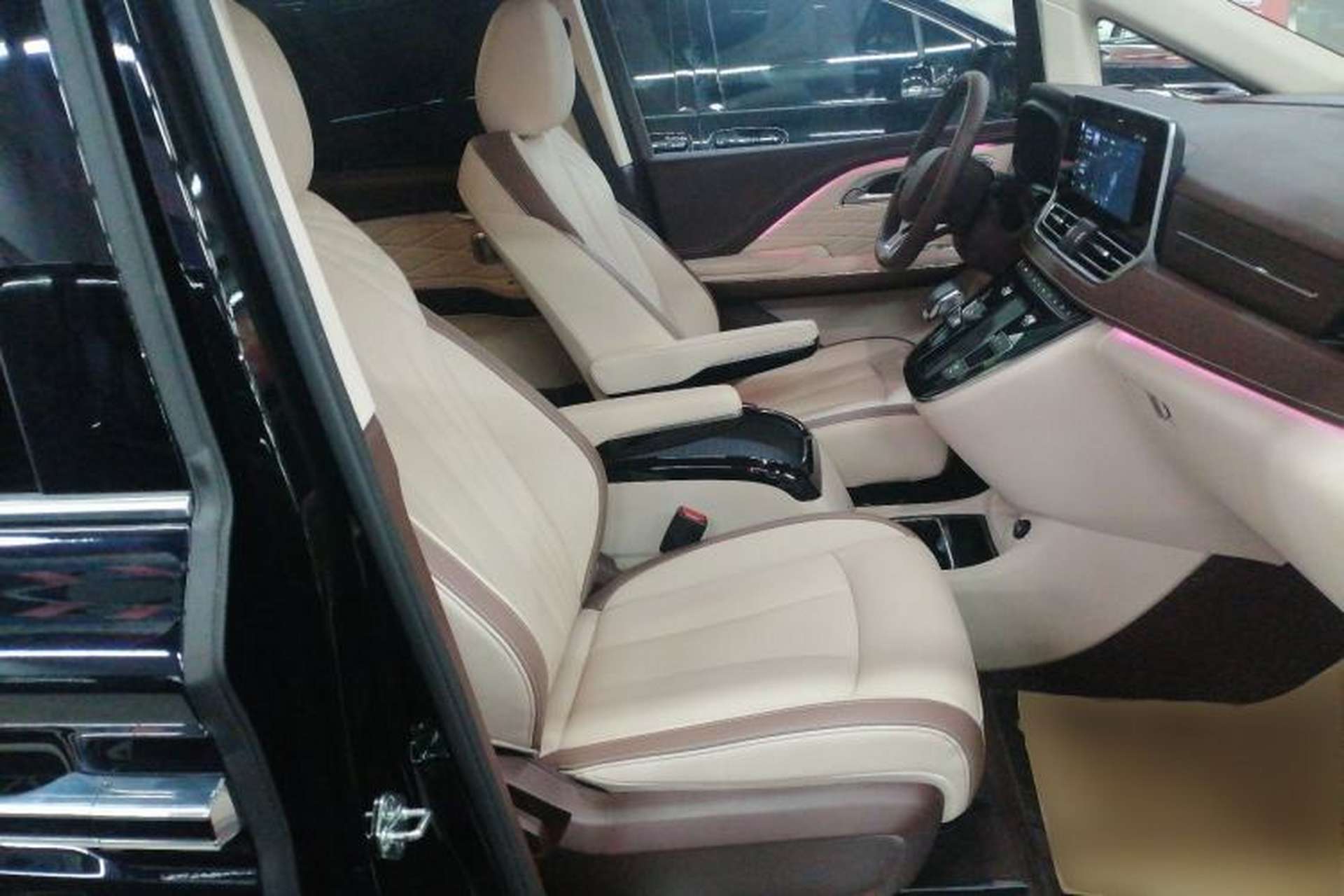 Used Bestune M9 2023 2.0T Ultimate Edition Right Front Seat