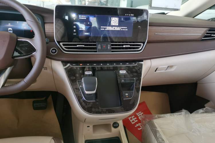 Used Bestune M9 2023 2.0T Prestige Edition Audio And AC Panel