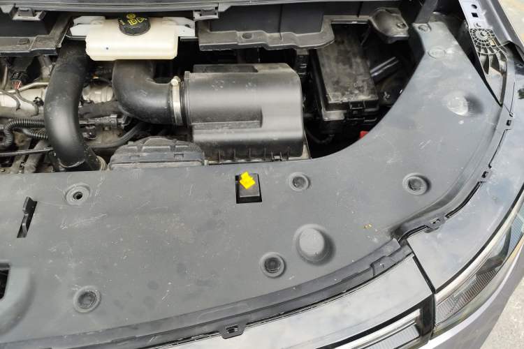 Used Bestune M9 2023 2.0T Ultimate Edition Engine Bay Left