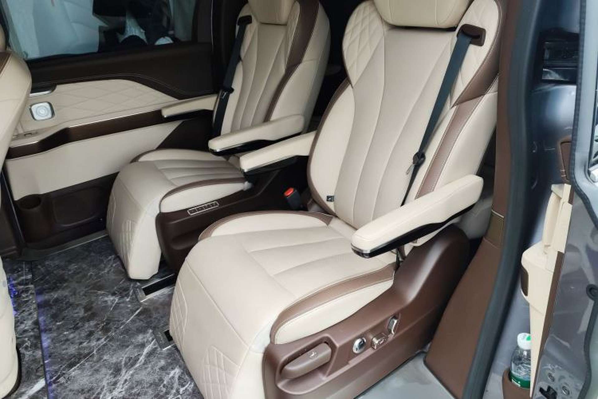 Used Bestune M9 2023 2.0T Ultimate Edition Interior 4