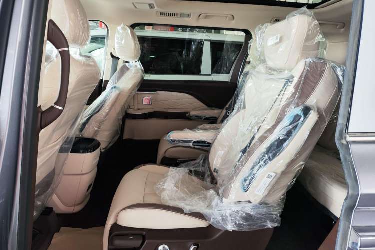 Used Bestune M9 2023 2.0T Ultimate Edition Interior 4