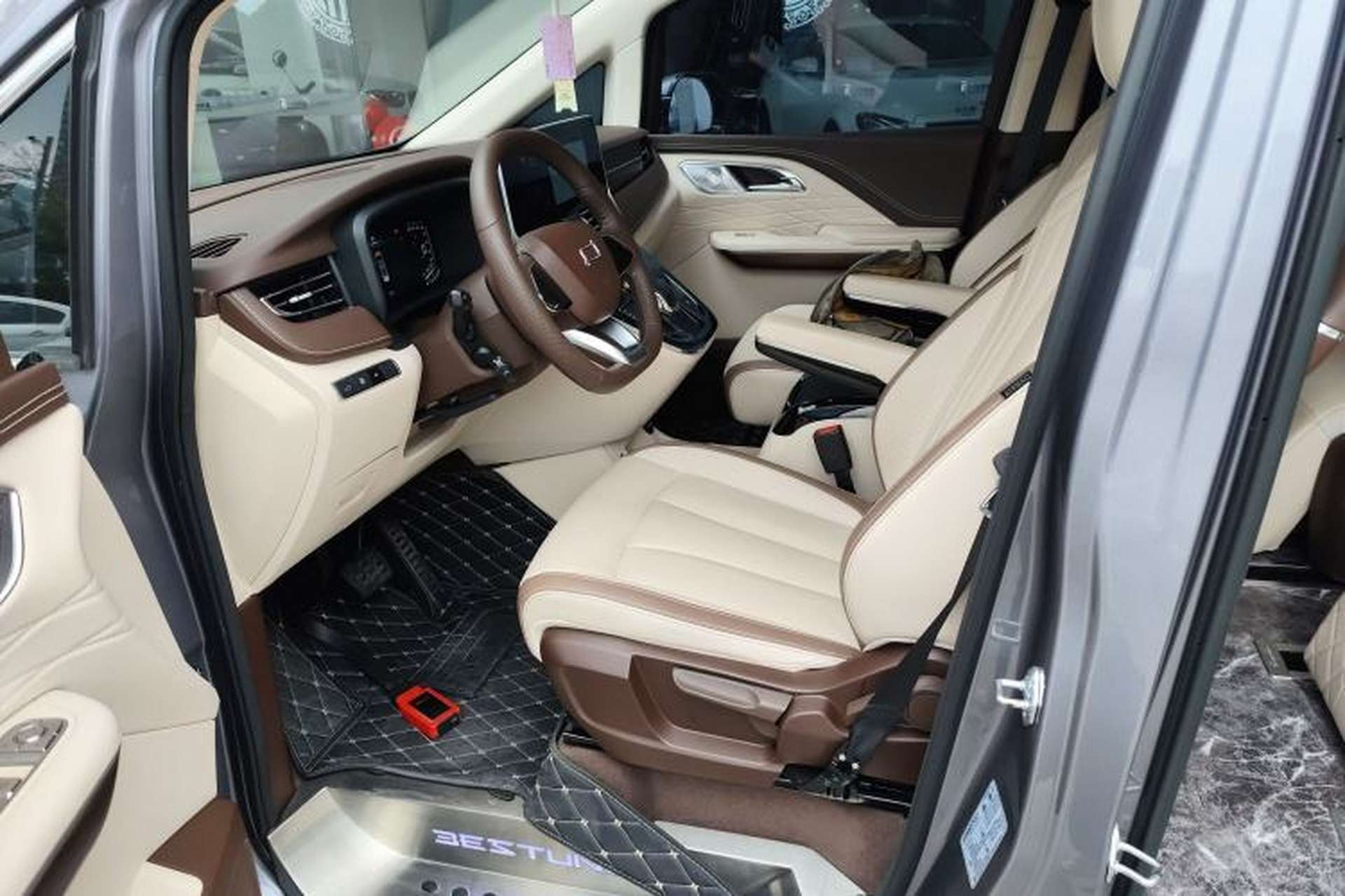 Used Bestune M9 2023 2.0T Ultimate Edition Left Front Seat