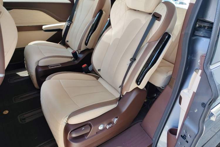 Used Bestune M9 2023 2.0T Ultimate Edition Left Rear Seat