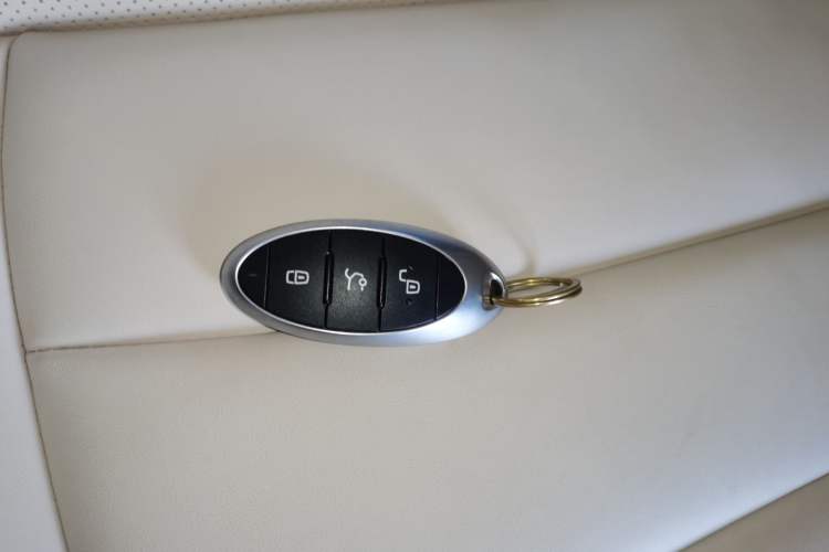 Used Bestune M9 2023 2.0T Prestige Edition Vehicle Key