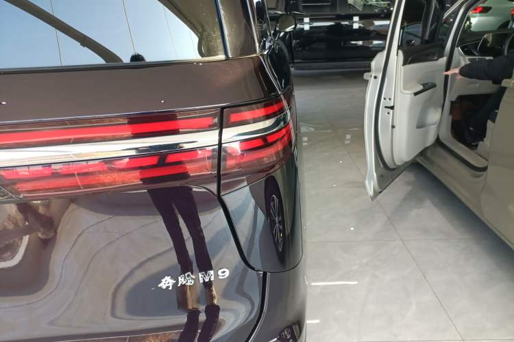 Used Bestune M9 2023 2.0T Ultimate Edition Exterior 6