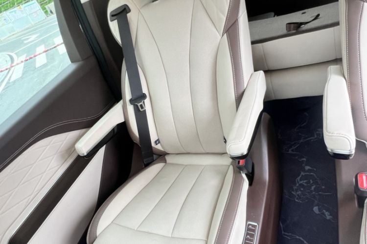 Used Bestune M9 2023 2.0T Ultimate Edition Interior 10