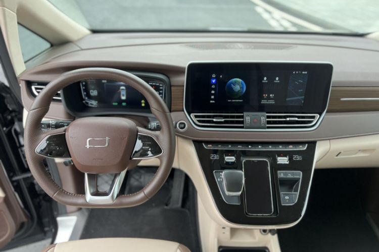 Used Bestune M9 2023 2.0T Ultimate Edition Interior 11