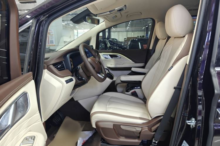 Used Bestune M9 2023 2.0T Ultimate Edition Interior 3