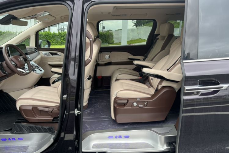 Used Bestune M9 2023 2.0T Ultimate Edition Interior 3