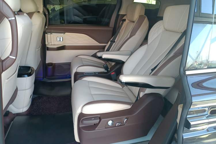 Used Bestune M9 2023 2.0T Ultimate Edition Interior 4